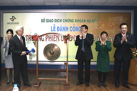 Sở Giao dịch Chứng khoán Hà Nội (HNX) đánh cồng khai trương phiên giao dịch đầu tiên của năm 2010, ngày 4/1/2010.