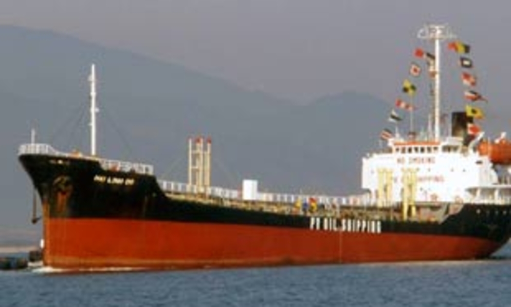 Tàu chở dầu của PV Oil Shipping tiếp nhận 5.000 m3 dầu tại cảng xuất sản phẩm của nhà máy.