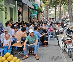 Các hàng quán vỉa hè ăn nên làm ra nhờ có chứng khoán.
