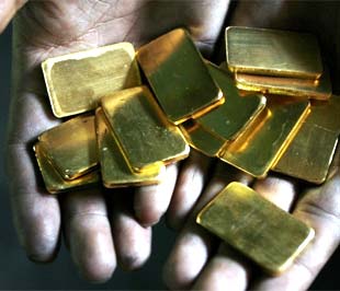 Trái với xu thế bán vàng ra ồ ạt của giới đầu tư trong nước, các nhà đầu tư vàng quốc tế đang không ngừng đẩy mạnh mua vào kim loại quý này - Ảnh: Reuters.