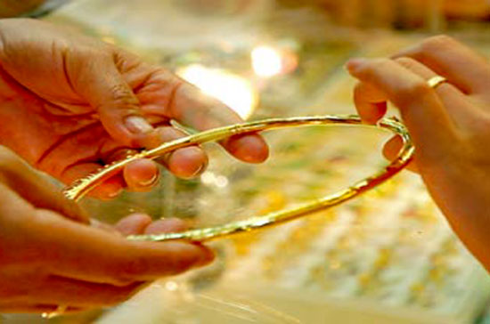  Nhiều công ty kim hoàn lớn cho biết mua được khối lượng vàng lớn trong ngày hôm nay, khi giá vàng vào buổi sáng đã có thời điểm lên tới gần 39,1 triệu đồng/lượng, cao chưa từng có từ trước đến nay.