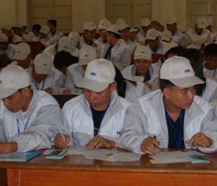 Lao động nghe phổ biển quy chế trước lúc làm thủ tục xuất cảnh - Ảnh: Quỳnh Lam.
