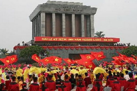 Biểu diễn văn nghệ chào mừng Đại lễ - Ảnh: Nguyễn Khang.