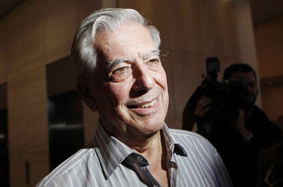 Chủ nhân giải Nobel Văn học 2010 - Ảnh: Reuters.