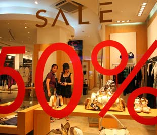 Theo quy luật hàng năm, trong hai tháng cuối năm, sức mua xã hội sẽ tăng cao - Ảnh: Việt Tuấn.