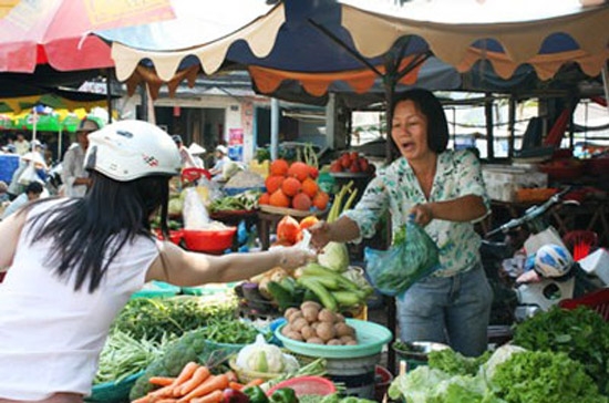 Một số mặt hàng thực phẩm như thịt, rau tươi, đồ uống, giải khát… tăng giá do thời tiết nắng nóng.