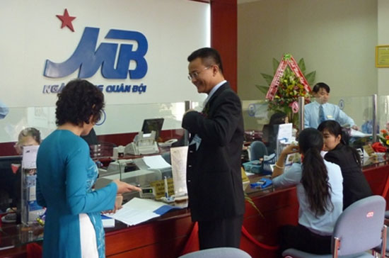 Trường hợp chưa có tiền hoặc chưa thực hiện chuyển tiền thanh toán thuế xuất nhập khẩu, doanh nghiệp vẫn có thể làm thủ tục thông quan hàng hóa khi được MB đứng ra bảo lãnh.