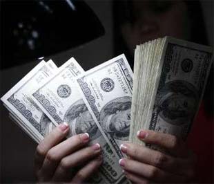 Từ tháng 9/2007, FED đã 10 lần cắt giảm lãi suất USD, đưa lãi suất này từ mức 5,25% về khoảng lãi suất  0 - 0,25% hiện nay - Ảnh: Reuters.