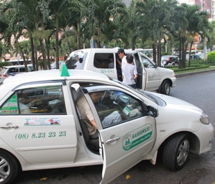 Xăng tăng cao đột ngột thì doanh nghiệp vận tải ngay lập tức tăng giá theo, xăng giảm nhỏ giọt thì doanh nghiệp cũng giảm nhỏ giọt theo kiểu "ngó" nhau mà giảm.