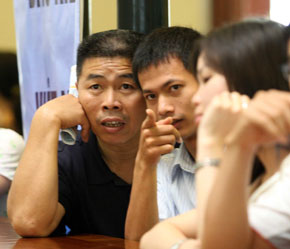 Nhà đầu tư tại sàn Hà Nội - Ảnh: Mạnh Thắng.