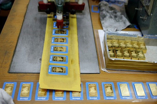  Sau khi lình xình, thậm chí có chiều hướng giảm trong ngày hôm qua, giá vàng sáng nay bắt đầu có những biến động khá mạnh mới - Ảnh: Reuters.