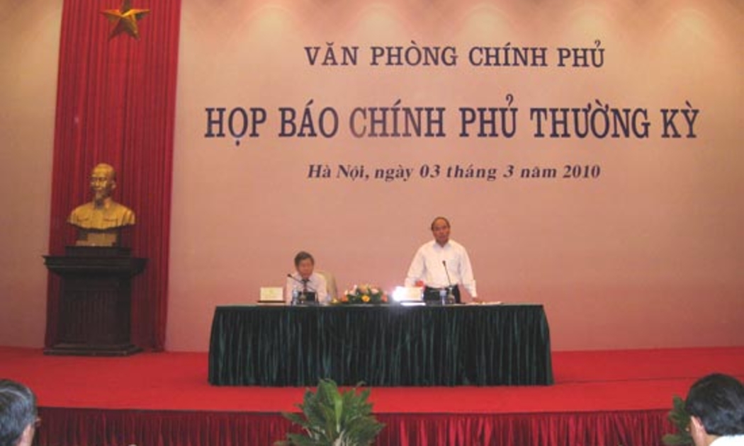 Bộ trưởng Nguyễn Xuân Phúc và Chủ tịch Ủy ban giám sát tài chính Quốc gia Lê Đức Thúy đồng chủ trì cuộc họp báo chiều 3/3 - Ảnh: Từ Nguyên.