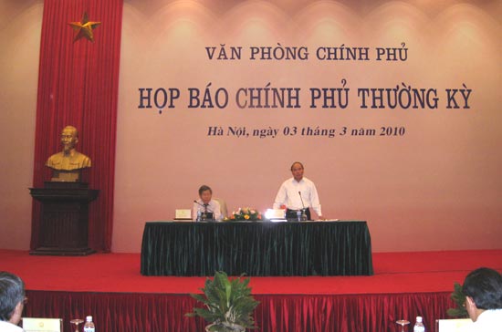 Bộ trưởng Nguyễn Xuân Phúc và Chủ tịch Ủy ban giám sát tài chính Quốc gia Lê Đức Thúy đồng chủ trì cuộc họp báo chiều 3/3 - Ảnh: Từ Nguyên.