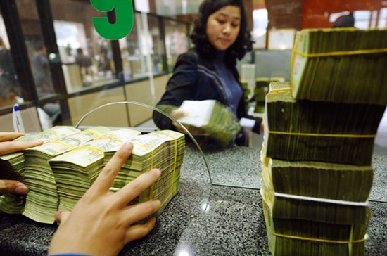 Một số thông tin phản ánh gần đây cho biết, “lãi suất thỏa thuận” giữa người gửi tiền với ngân hàng đã giảm, kể cả với những khoản tiền gửi lớn. Mặt bằng lãi suất cho vay VND cũng đã giảm nhẹ từ 0,3% - 0,5%/năm - Ảnh: Getty.
