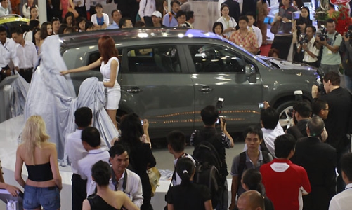 Ôtô lên cơn sốt