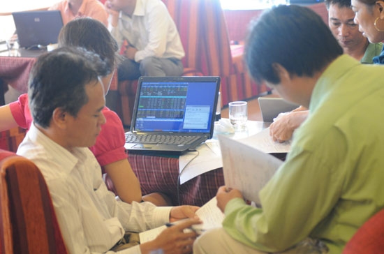 Việc người mua chấp nhận tung lệnh khớp vào dư bán cuối ngày rõ ràng mang một sắc thái tâm lý khác với chiến thuật treo lệnh chờ mua ở các mức giá thấp đầu phiên - Ảnh: Quang Liên.