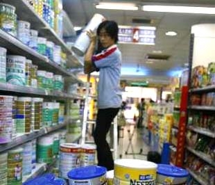 Thu hồi sản phẩm sữa bị nghi nhiễm melamine - Ảnh: Reuters.