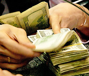 Ngân hàng Nhà nước cho biết, nhiều ngân hàng thương mại đã mua được ngoại tệ từ khách hàng, đặc biệt là các doanh nghiệp xuất khẩu, giúp cho trạng thái ngoại tệ của hệ thống được cải thiện - Ảnh: VNN.