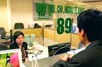 Khách hàng giao dịch tại ngân hàng Vietcombank.