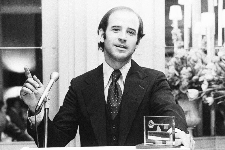 Năm 1972, ông Biden, khi đó 29 tuổi, trở thành một trong những nghị sĩ trẻ nhất tại Thượng viện Mỹ khi được bầu làm thượng nghị sĩ bang Delaware. Tuy nhiên, vài tuần sau chiến thắng này, bi kịch ập đến gia đình ông khi vợ và con gái một tuổi của ông qua đời trong một tai nạn giao thông, còn hai con trai Beau và Hunter bị thương nặng - Ảnh: Slate.