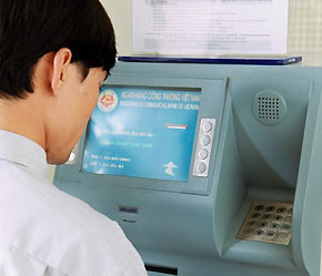 Hiện nay, Incombank ATM triển khai các kỳ hạn 3 tháng, 6 tháng và 12 tháng với lãi suất tính lãi theo biểu lãi suất hiện hành - Ảnh: Việt Tuấn.