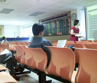 Tính đến ngày 22/2 đã có 883 tập đoàn, công ty và ngân hàng đăng ký là công ty đại chúng với Ủy ban Chứng khoán.