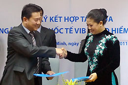 Lễ ký thỏa thuận hợp tác giữa Bảo hiểm AAA và VIB.