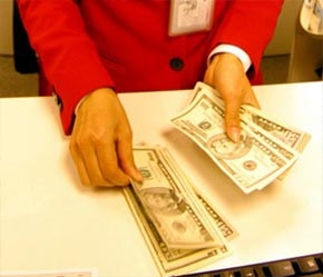 Các ngân hàng thương mại vẫn đang hạn chế mua vào USD, bởi càng mua càng dễ lỗ.