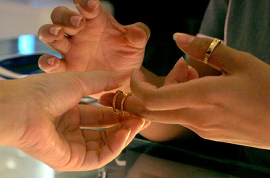 Trận “bão” vàng sáng nay tại thị trường vàng trong nước khiến nhiều người nhớ lại trận “sốt” giá kim loại quý này diễn ra cách đây đúng một năm.