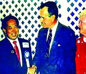 Ted với Tổng thống Mỹ G. Bush (cha) thời hoàng kim.