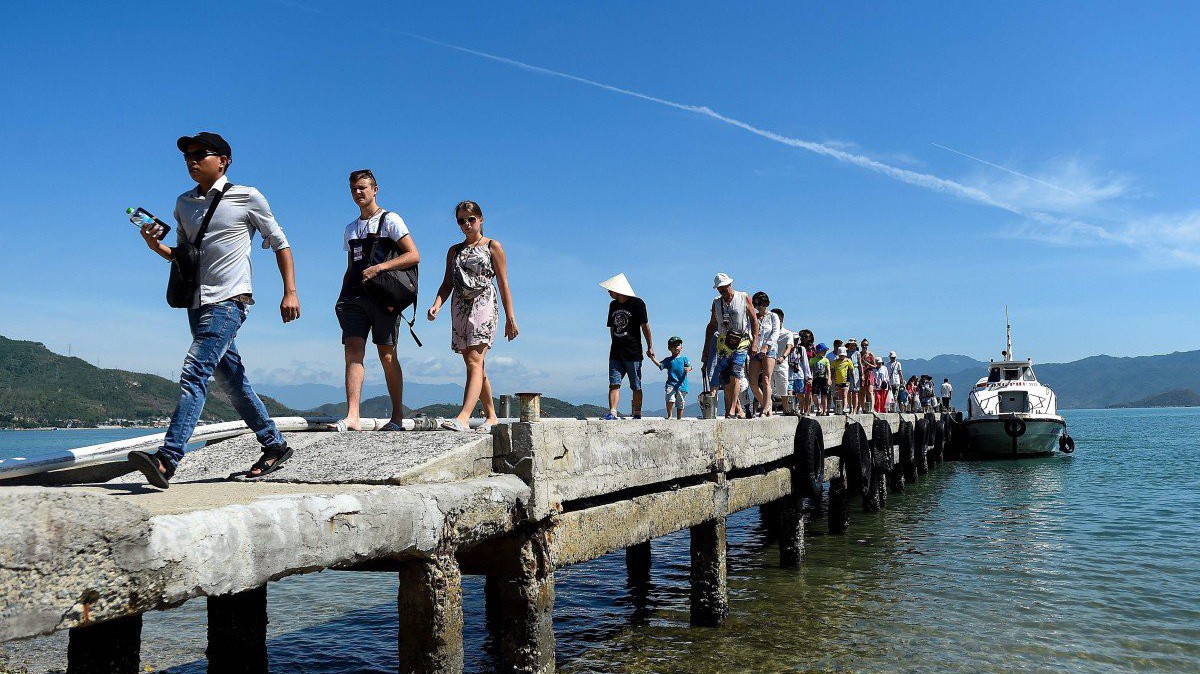 Du khách nước ngoài tại Đảo Khỉ, Nha Trang - Ảnh: AFP.