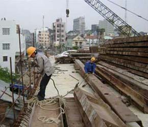 Ngành xây dựng đang tồn tại tình trạng thừa thầy thiếu thợ.