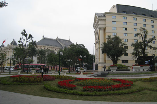 Vườn hoa gần Nhà hát lớn Hà Nội, trên vị trí lô đất "vàng" trước đây - Ảnh: Paquan Laqaza.