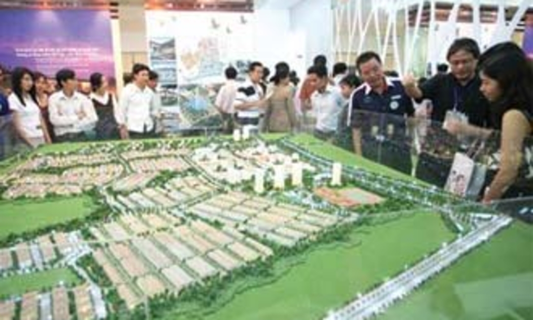 Khách hàng đang xem dự án EcoLakes Mỹ Phước tại Bình Dương do Công ty Bất động sản SetiaBecamex giới thiệu vào tháng 2/2008. Đây là dự án liên doanh giữa tập đoàn bất động sản Becamex IDC (Việt Nam) và SP Setia Berhad (Malaysia).