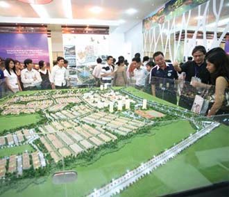 Khách hàng đang xem dự án EcoLakes Mỹ Phước tại Bình Dương do Công ty Bất động sản SetiaBecamex giới thiệu vào tháng 2/2008. Đây là dự án liên doanh giữa tập đoàn bất động sản Becamex IDC (Việt Nam) và SP Setia Berhad (Malaysia).