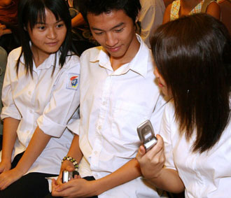 Tại các điểm trợ giúp này, các thí sinh có thể sử dụng dịch vụ điện thoại di động do MobiFone tài trợ để tiện thông tin liên lạc.