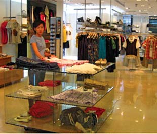 Nhiêu người vẫn tiếp tục xài hàng hiệu, nhưng giảm bớt số lần mua sắm.