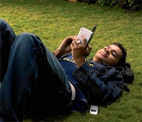 Nhiều thuận tiện, nhưng dịch vụ Internet di động hiện nay còn khá đắt.