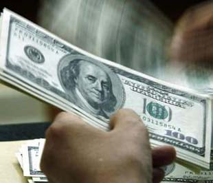 Ghi nhận tại một số điểm quy đổi ngoại tệ tại Hà Nội, trong đợt biến động chóng vánh này, nhiều người dân đã tranh thủ cơ hội bán ra, sau “kinh nghiệm” của đợt biến động nổi bật trong tháng 6 - Ảnh: Reuters.