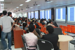 Đầu giờ chiều nay, nhân viên một số công ty chứng khoán đã tới sàn KLS để tiếp thị dịch vụ chuyển tài khoản (ảnh minh họa giao dịch tại sàn KLS).