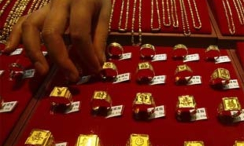 Giới trẻ Nhật đua nhau tích vàng phòng khủng hoảng