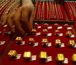 Khủng hoảng tài chính đã khiến nhu cầu vàng của thế giới thời gian qua tăng mạnh - Ảnh: Reuters.