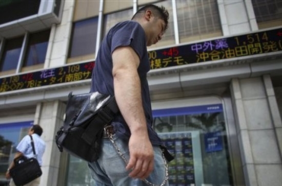 Đóng cửa hôm nay, chỉ số Nikkei 225 mất 0,6% số điểm, sau khi có thời điểm giảm trên 1%. Từ mức đỉnh của 18 tháng thiết lập hôm 5/4, chỉ số này đã giảm 19% - Ảnh: AP.