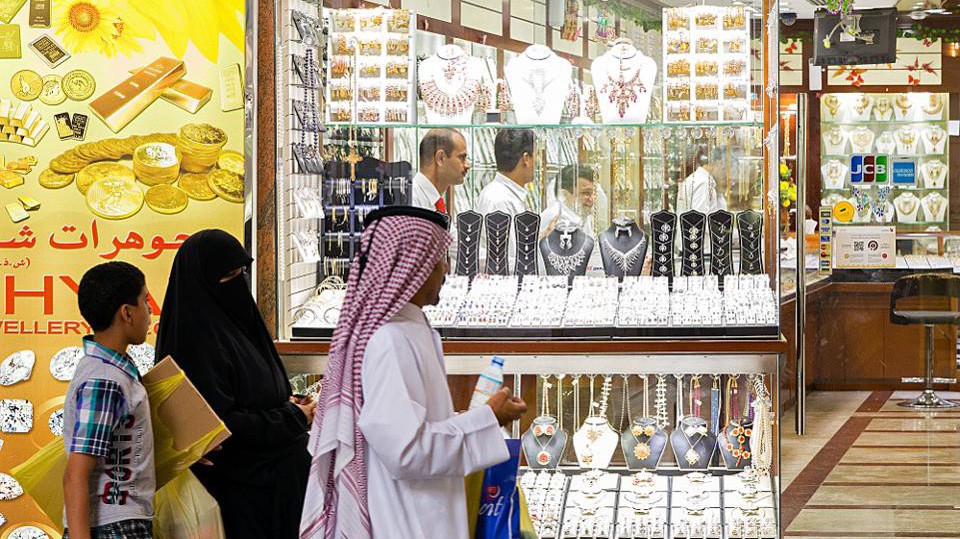 1/1/2018, nhiều hàng hóa và dịch vụ tại UAE và Saudi Arabia sẽ bị áp thuế VAT 5% - Ảnh: Bloomberg. 