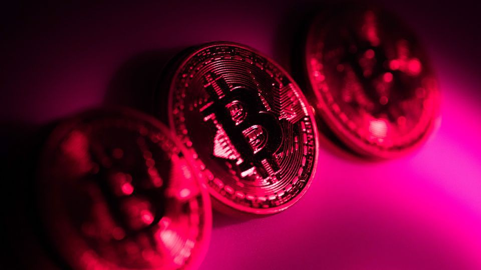 Hàng loạt vụ tấn công vào các sàn tiền ảo xảy ra thời gian qua - Ảnh: Bloomberg.