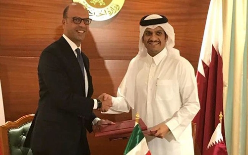 Bộ trưởng Ngoại giao Qatar, Sheikh Mohammed bin Abdulrahman al-Thani và người đồng cấp của Italy Angelino Alfano trong buổi công bố hợp đồng mua tàu chiến ngày 2/8 - Ảnh: AP.<br>