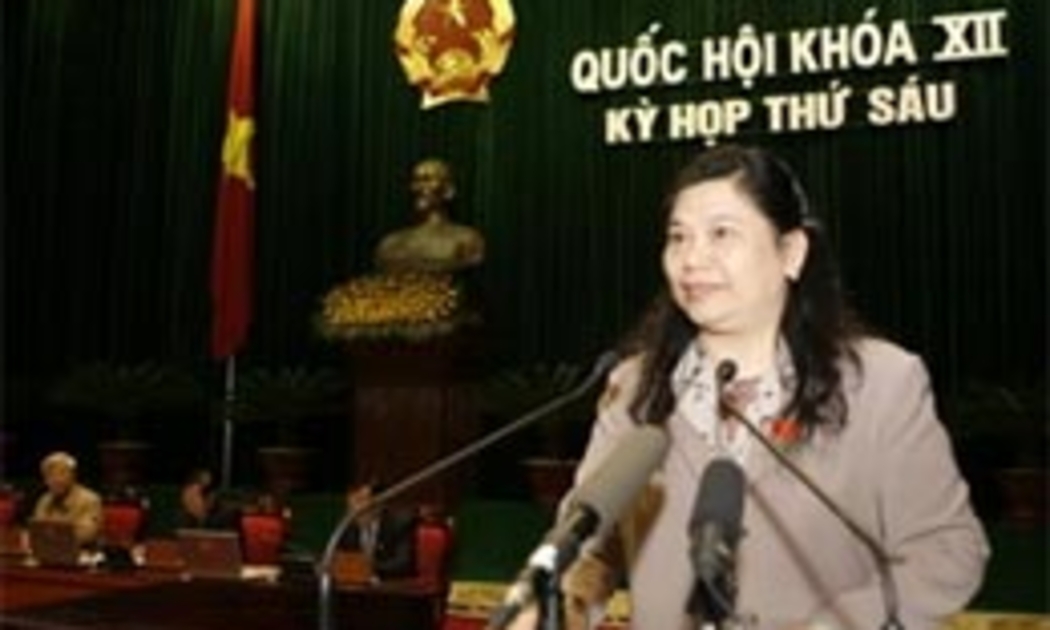 Phó chủ tịch Quốc hội Tòng Thị Phóng trình bày báo cáo công tác của Ủy ban Thường vụ Quốc hội năm 2009 - Ảnh: TTXVN.