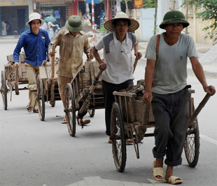 Lao động phổ thông tại một công trường xây dựng tại Hà Nội - Ảnh: Getty Images.