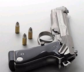 Chi phí cho mục đích quân sự tính bình quân đầu người năm 2006 là 182,2 USD, tăng 3,5% so với năm 2005.