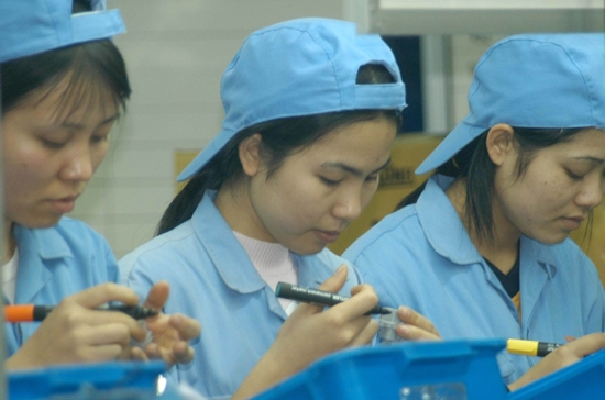 Nhà ở, nhà trẻ, cung cấp hàng thiết yếu giá rẻ... được xem là những hỗ trợ thiết thực cho công nhân.